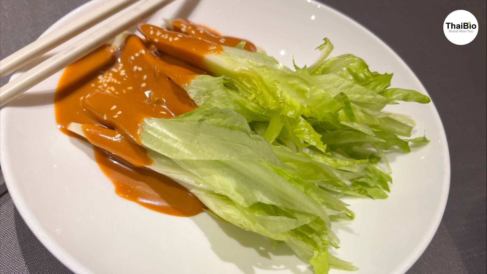 ผักกาดหอมเสิร์ฟคู่ซอสหรือเนื้อ